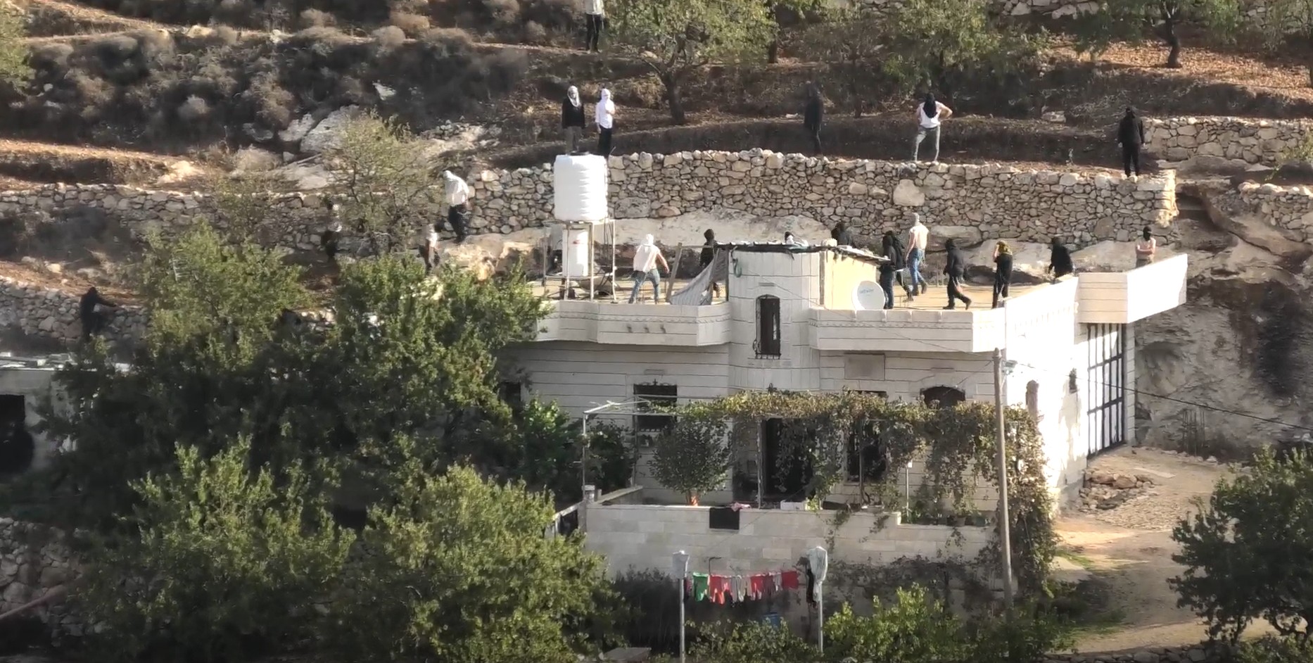 مستوطنون على سطح المنزل. من فيديو توثيقيّ قدمه السكان مشكورين 