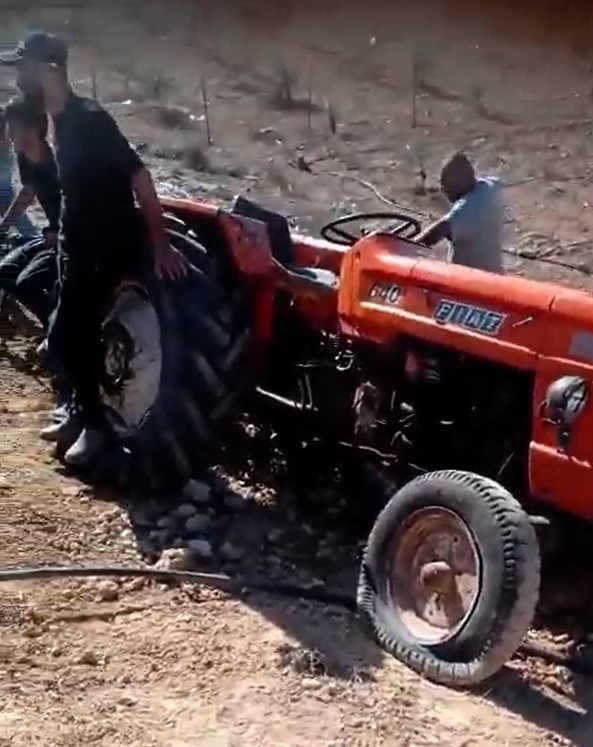 التراكتور الذي خرّبه المستوطنون. صورة قدمها المزارعون مشكورين