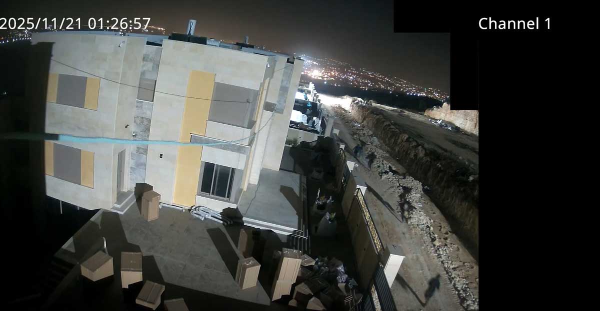 المستوطنون يصلون إلى مشروع البناء. من توثيق بكاميرات المراقبة قدمه صاحب المشروع مشكورًا