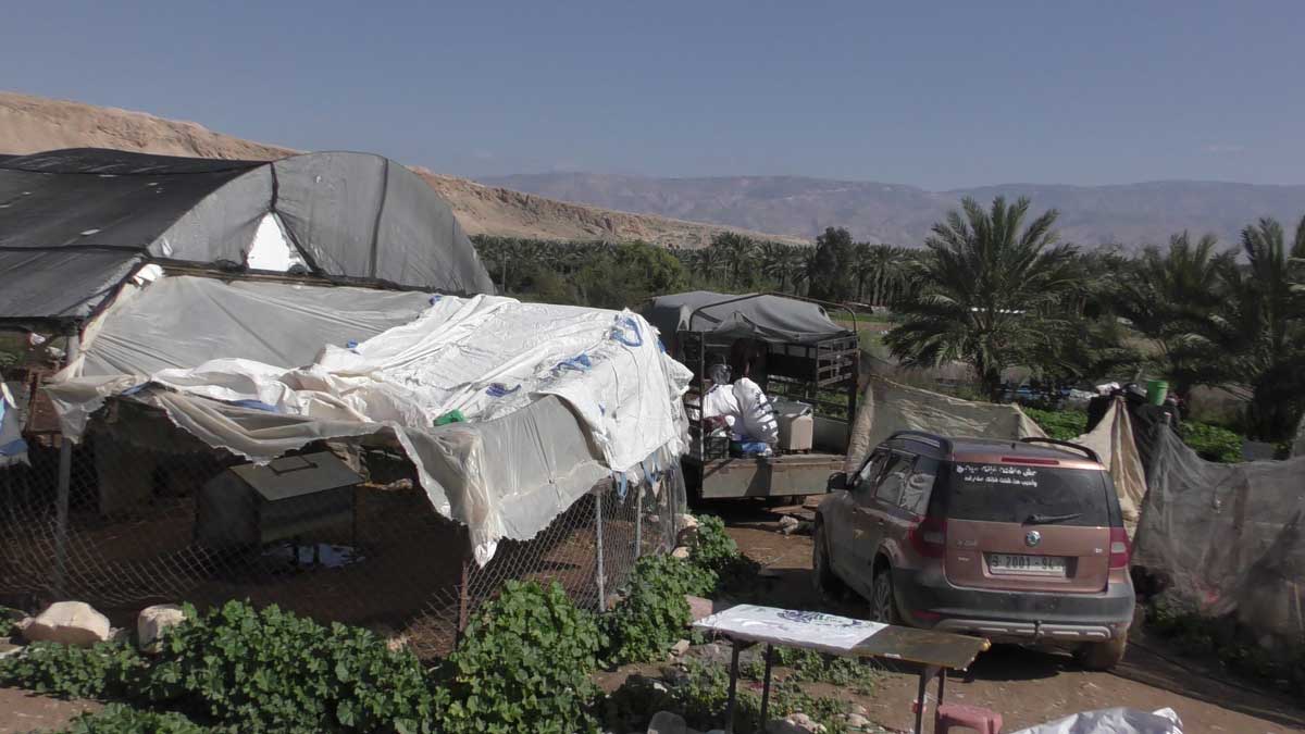 משאית שעליה העמיסו תושבי תל א-סמאדי את רכושם לקראת עזיבה. צילום: עארף דראר'מה, בצלם