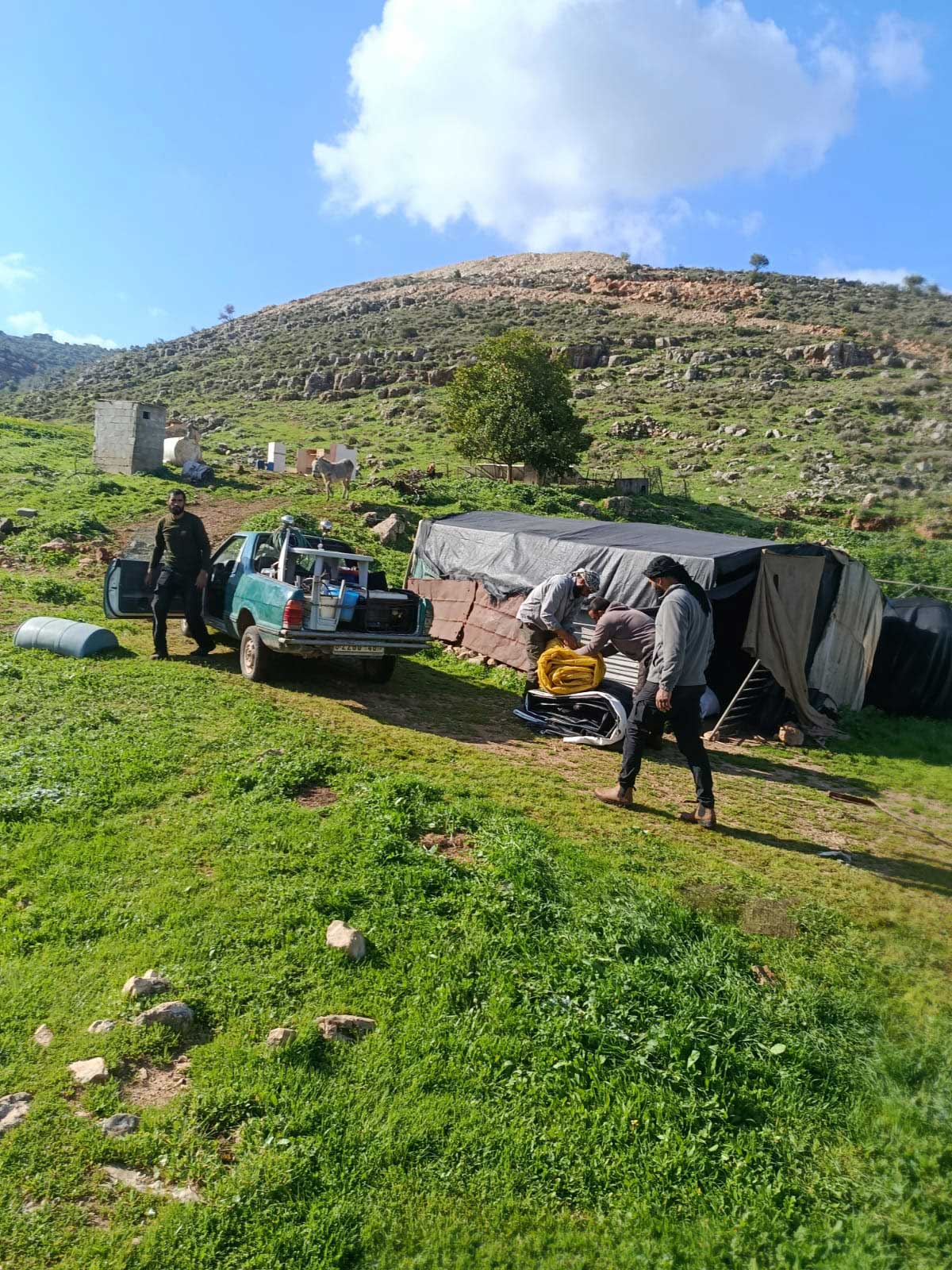 תושבי הקהילה אורזים את רכושם לקראת עזיבה. התמונה באדיבות התושבים