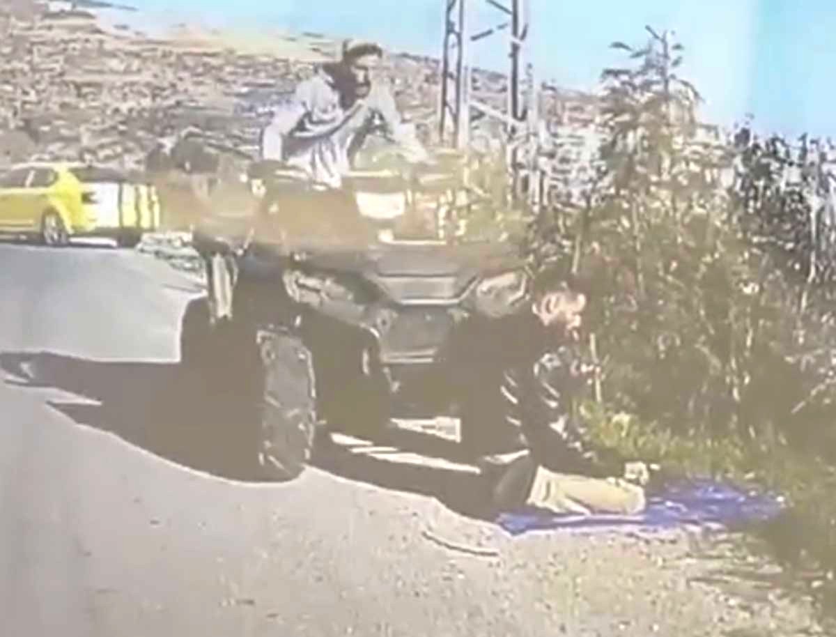 صورة شاشة من شريط فيديو يوثق دهس المستوطن للشاب. فيديو قدمه السكان مشكورين 