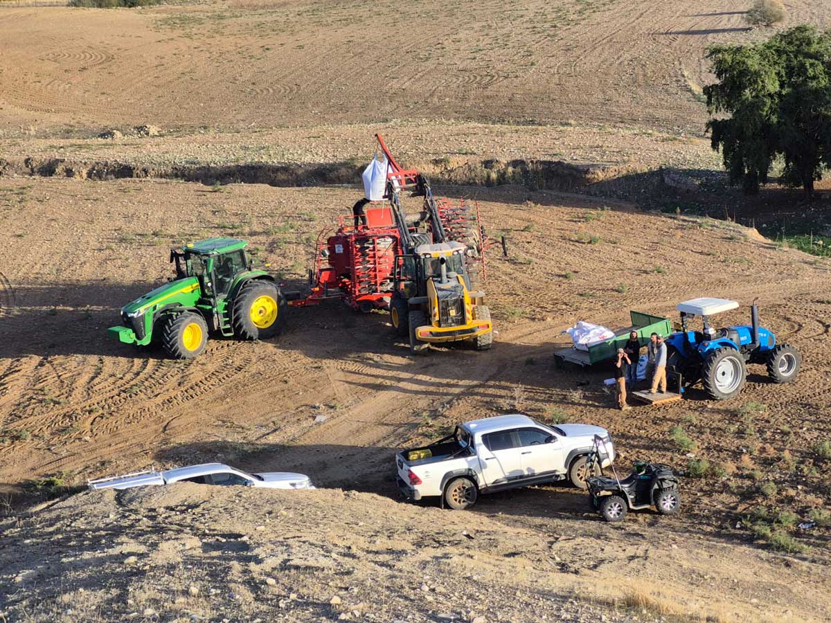 مستوطنون يحرثون أراضي فلسطينية خاصة إلى الشرق من خلة خضر: تصوير: ناشطات منطقة الأغوار
