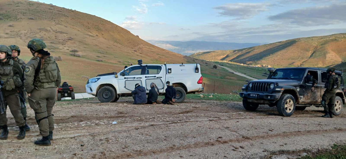 سكان التجمع الثلاثة الذين احتجزهم الجنود عقب هجوم المستوطنين. تصوير: نشطات ونشطاء منطقة الأغوار 