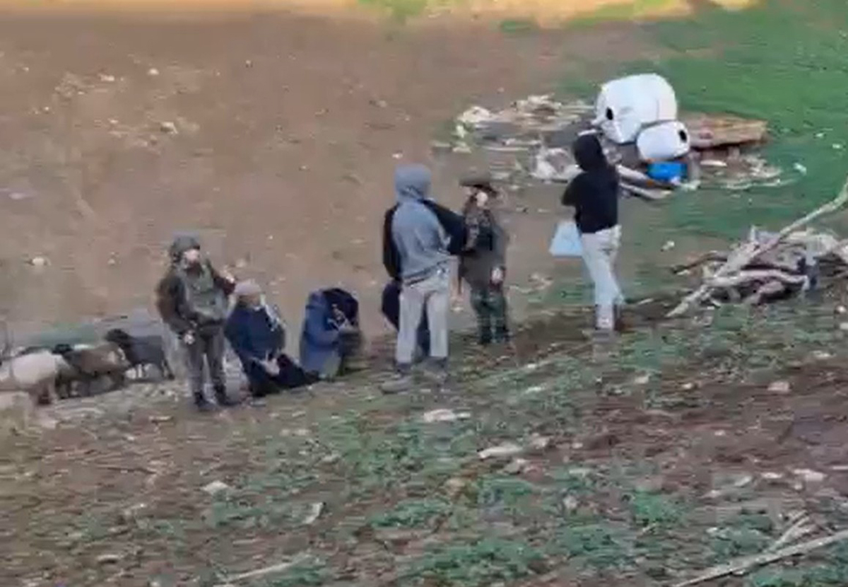 الجنود والمستوطنون يحتجزون، معًا، ثلاثة من سكان التجمع. تصوير: نشطات ونشطاء منطقة الأغوار  