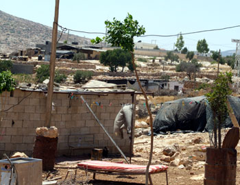 בתים בכפר אל-עקבה. צילום: עאטף אבו א-רוב, בצלם, 2006.