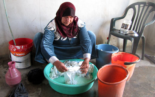 Meyasar Masa’ed doint the laundry. Photo: 'Atef Abu a-Rub, B'Tselem, 17 April 2011.