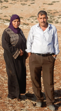 סיהאם ומחמוד תורכמאן, ח'ירבת איבזיק. צילום: עארף דראר'מה, בצלם, 19.12.16.