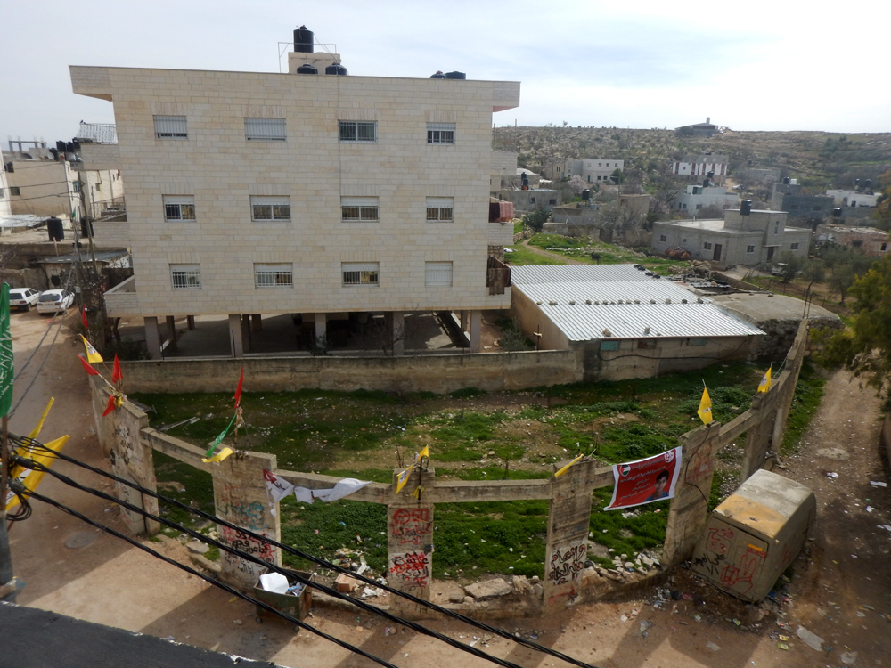 الأعمدة التي اختبأ وراءها ليث أبو نعيم. تصوير: إياد حدّاد، 5.2.2018