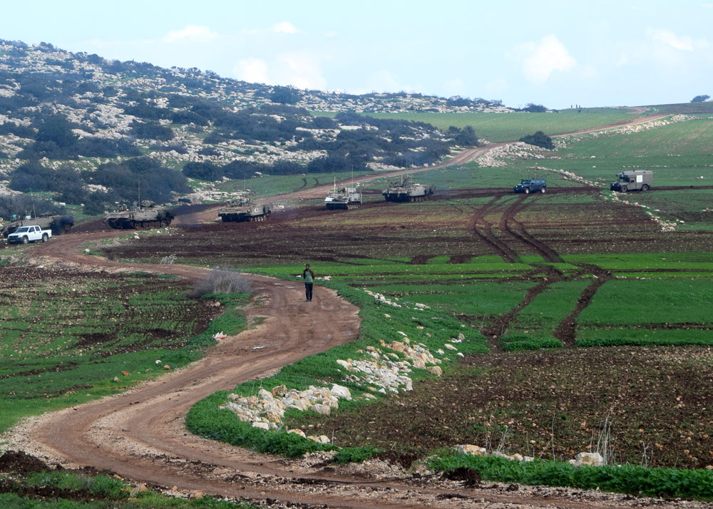 الدّبابات في حقول سكّان ابزيق المزروعة بالحبوب والبقوليّات. تصوير عارف دراغمة، بتسيلم، 23.12.18