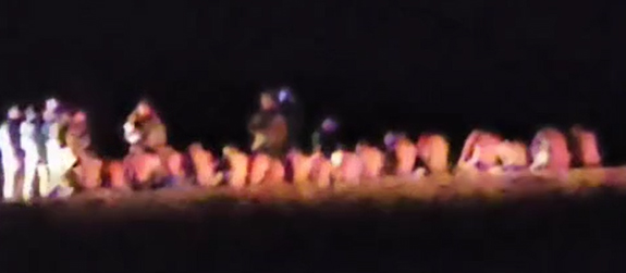 18 המעוכבים כפי שתועדו מרחוק בווידיאו בידי תושבי הקהילה