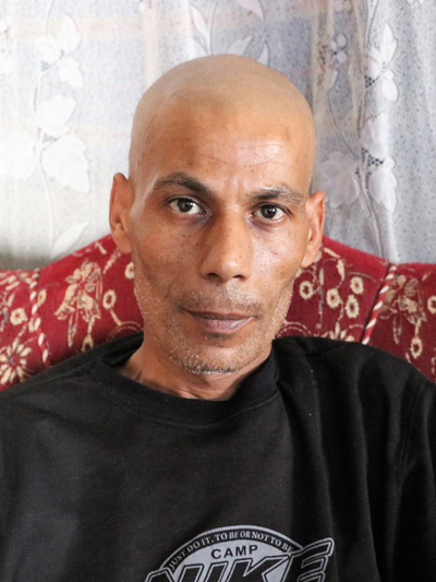 جميل الأقرع، حين أدلى بإفادته أمام الباحث الميداني من بتسيلم، بضعة أشهر قبل وفاته. تصوير: خالد العزايزة، بتسيلم، 3.5.2017