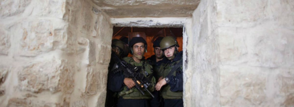 فتيات فلسطينيّات أثناء عبورهنّ في محيط "قبر يوسف" (القبّة البيضاء) في مخيّم بلاطة. 1.11.2017