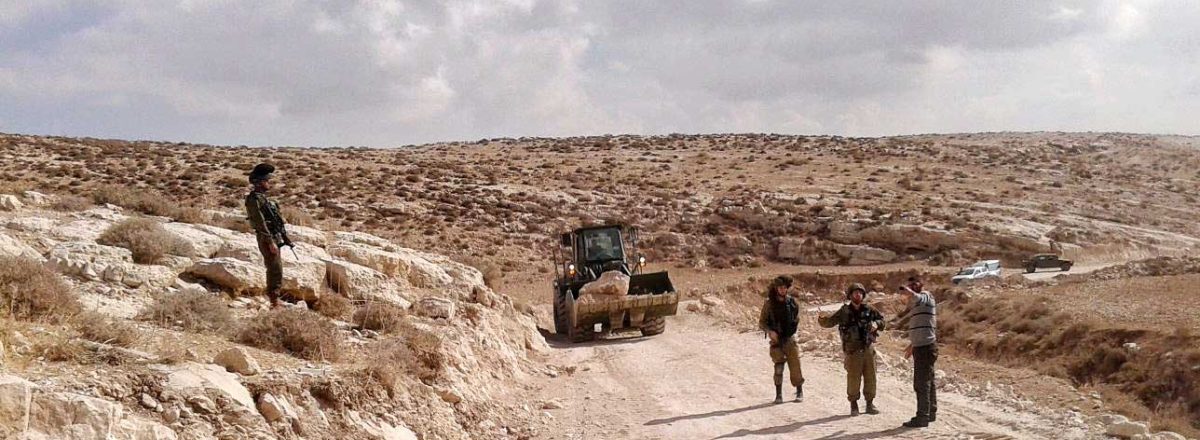 جرافة عسكرية تقود صخور لإغلاق طريق في مسافر يطا، 9.11.17. تصوير: نضال يونس، رئيس مجلس مسافر يطا، المقيم في خربة جنبة.