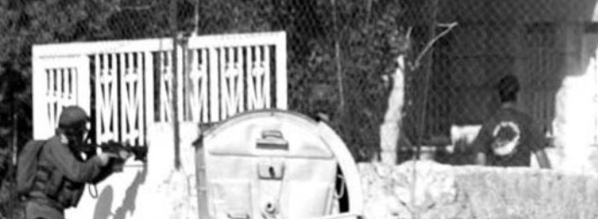 Israeli soldiers use a Palestinian civilian as a human shield in the framework of the "neighbor procedure." Photo: Jihad Naga