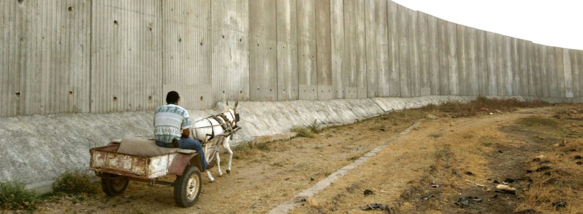 חלק מחומת ההפרדה בקלקיליה. צילום: ריינהרד קראוס, רויטרס, 7.7.03