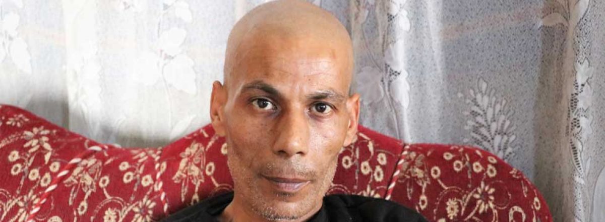 جميل الأقرع، حين أدلى بإفادته أمام الباحث الميداني من بتسيلم، بضعة أشهر قبل وفاته. تصوير: خالد العزايزة، بتسيلم، 3.5.2017