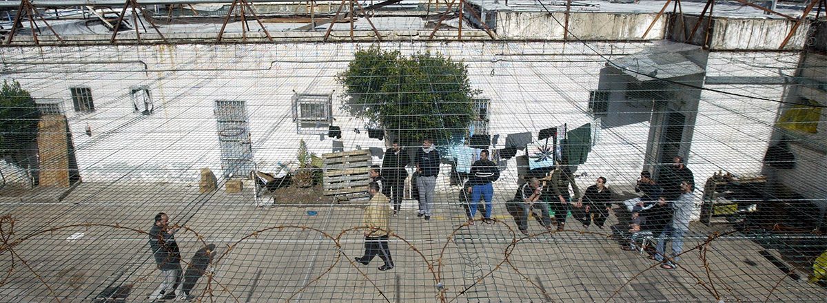 أسرى فلسطينيّون في سجن مجيدو. تصوير نير الياس، رويترز، 15.5.2005