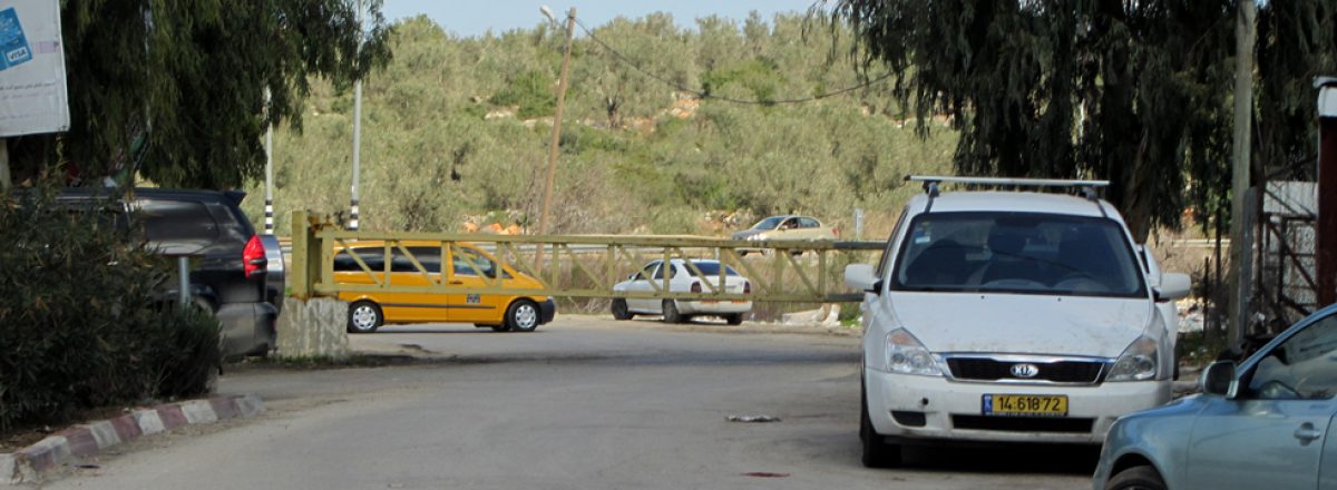 Taxi waiting for passengers outside the closed gate at the main entrance to ‘Azzun. Photo by Abdulkarim Sadi, B’Tselem, 2 Feb. 2017 