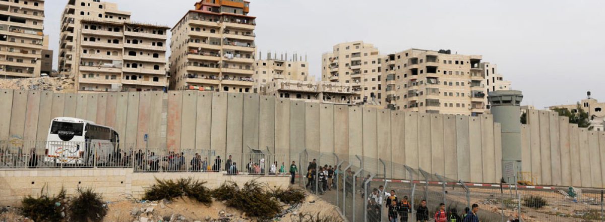 ילדים פלסטינים יוצאים ממחנה הפליטים שועפאט בדרכם לבתי ספר בחלקים אחרים של מזרח ירושלים. צילום: עמאר עוואד, רויטרס, 20.12.15