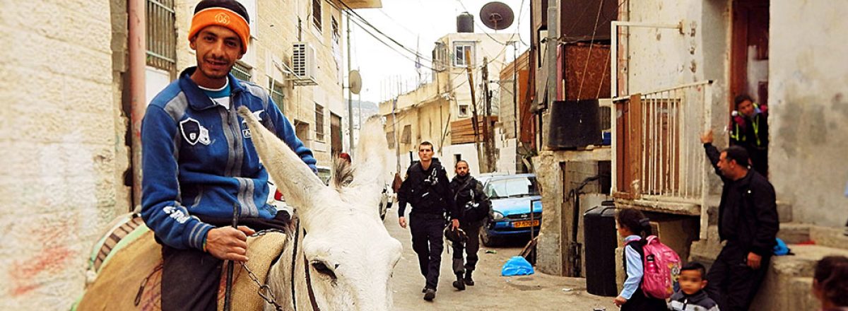 سكان ورجال شرطة في حي بطن الهوى. تصوير: حسام عابد، بتسيلم، 29.11.16