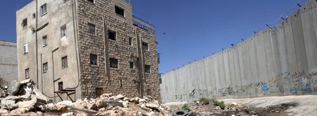 بيت مهجور بمحاذاة الجدار الفاصل في بلدة بير نبالا، 24/9/2012. تصوير: آن بك، activestills.org.