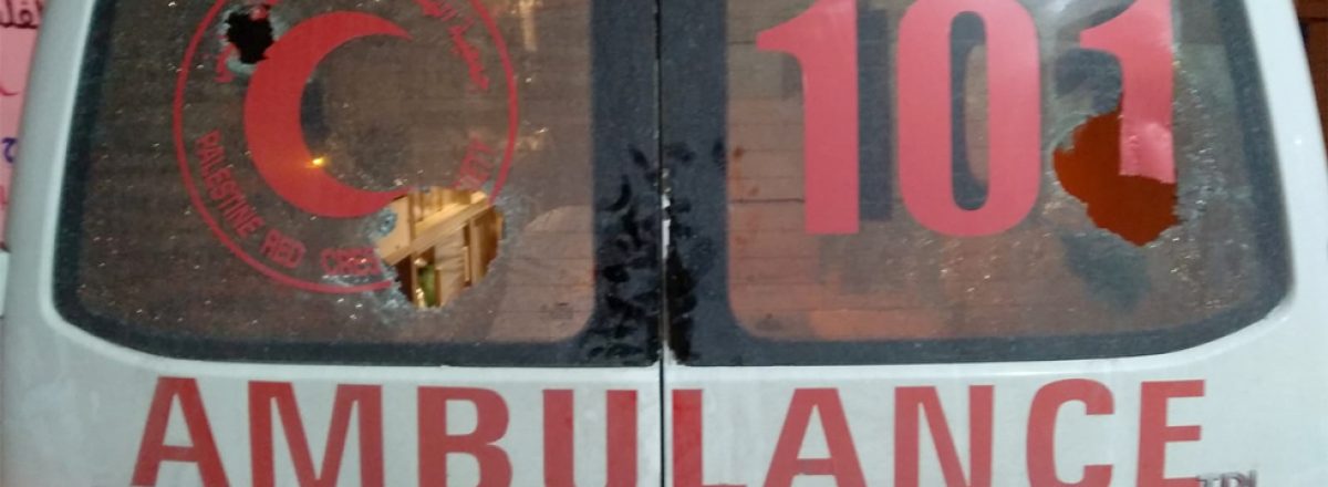 الزجاج الخلفي لسيّارة الإسعاف وقد ثقبته حجارة رشقها المستوطنون. تصوير منال الجعبري، بتسيلم، 20.12.18