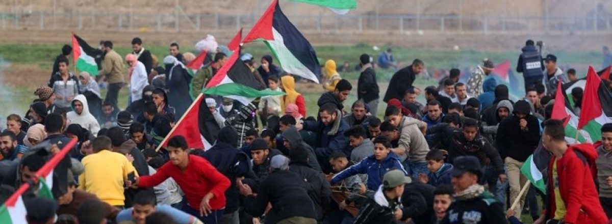 מפגינים נמלטים מגז מדמיע שפזרה הצבא בהפגנה ליד גדר המערכת ממזרח לעיר עזה . צילום: מוחמד זענון, אקטיבסטילס, 1.2.19.