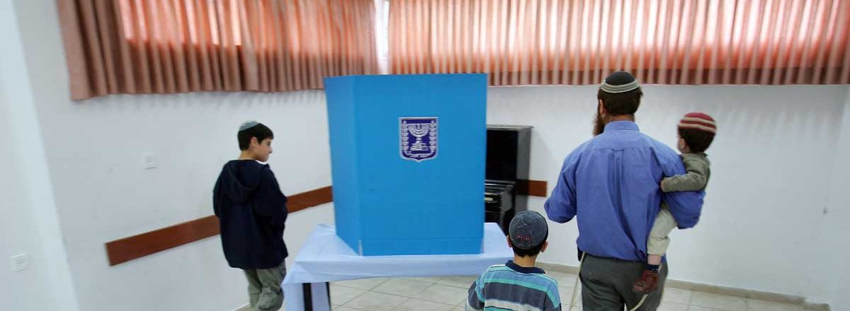 Israeli settler voting  in the Settlement of Bet El in Ramallah district, the West Bank, 28 March 2006. Photo by Goran Tomasevic, Reuters.