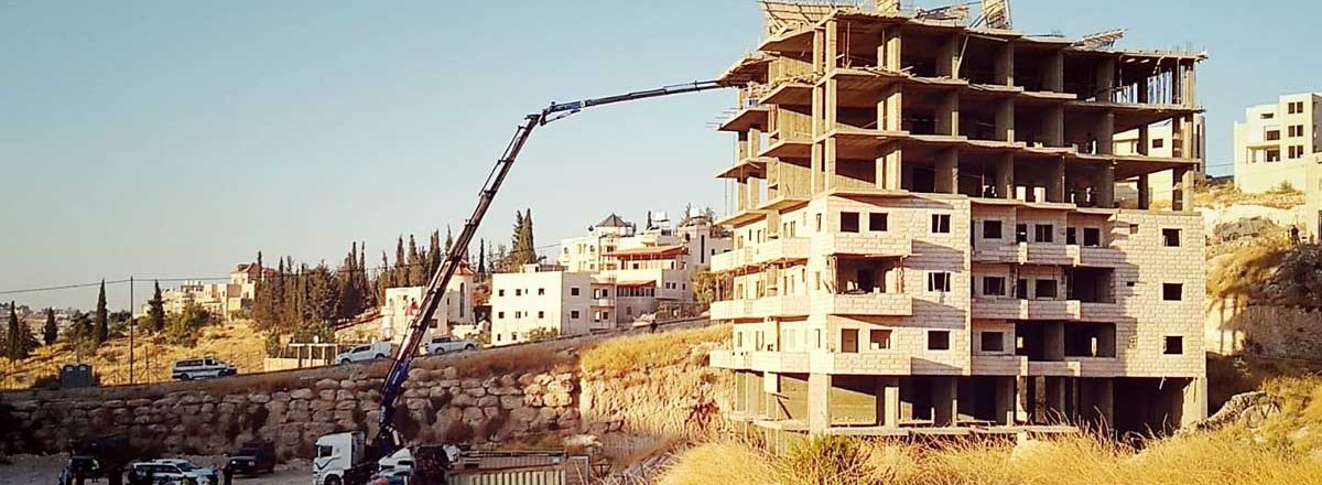 הריסת אחד המבנים הבוקר בשכונת ואדי אל-חומוס. צילום: שרית מיכאלי, בצלם