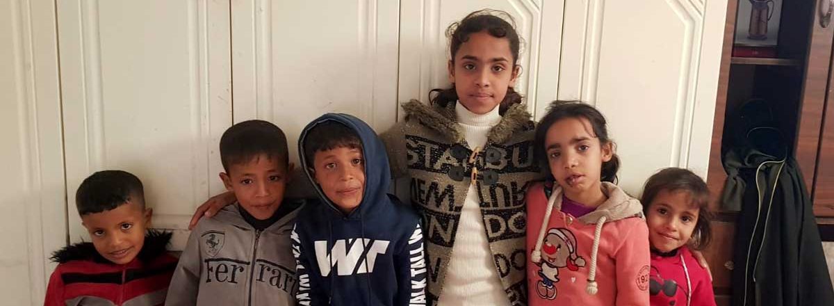 أطفال عائلة السواركة الذين نجوا من القصف. من اليمين إلى اليسار: لمى، ريم، نور، ضياء، فهد، فوزي. تصوير: ألفت الكرد، بتسيلم.