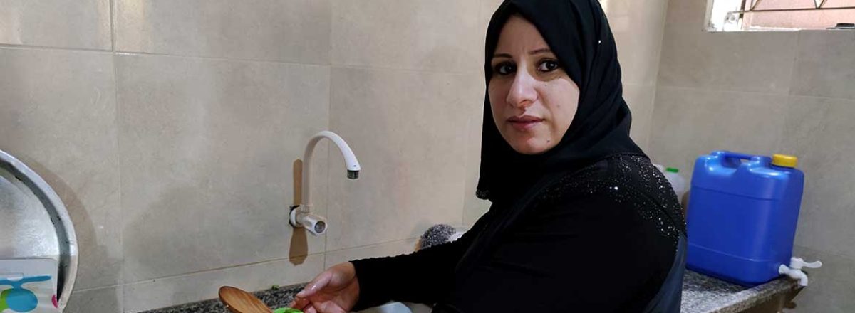 هالة الكحلوت في مطبخ منزلها ها في مدينة غزة. تصوير: ألفت الكُرد، بتسيلم, 16.6.20