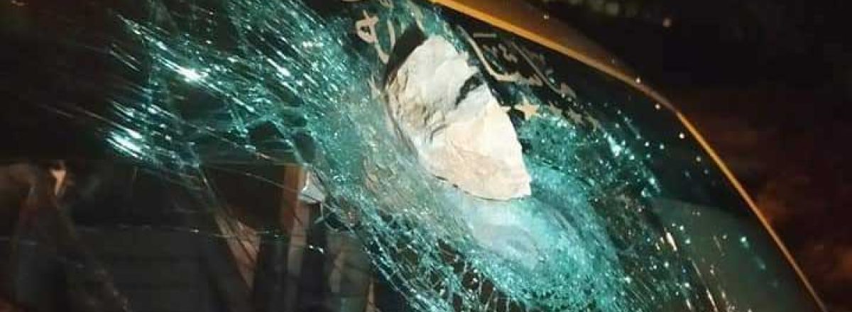 حجر ألقاه المستوطنون على نافذة سيارة حاتم صالح الامامية. الصورة قدمها الشاهد مشكورا