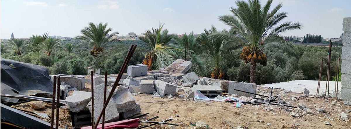 הרס על גג ביתו של אוסאמה חוסיין. צילום: ח'אלד אל-עזאייזה, בצלם, 16.8.20