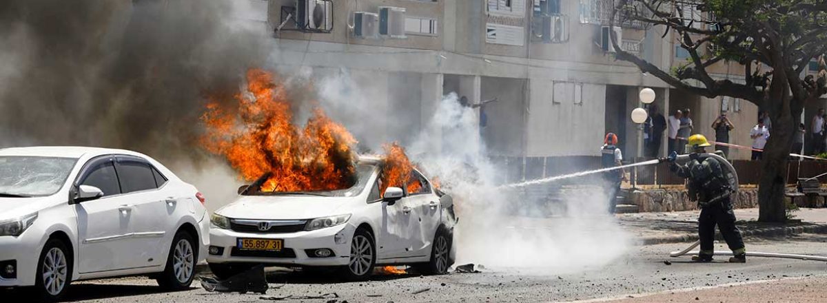 سيّارة أصيبت بصاروخ في أشكلون، جنوب إسرائيل. تصوير نير الياس، رويترز، 11 أيّار 2021. 