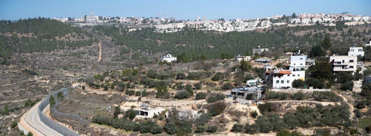 طرف حي عين الجويزة في الولجة وجدار الفصل على أراضي القرية وفي الخلفية حي "جيلو" في شرقيّ القدس. تصوير: متان جولان