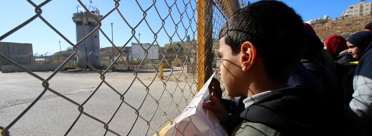 נער פלסטיני בהפגנה נגד מעצרים מנהליים בשערי כלא עופר. צילום: אחמד אל-בז, אקטיבסטילס, 19.12.19