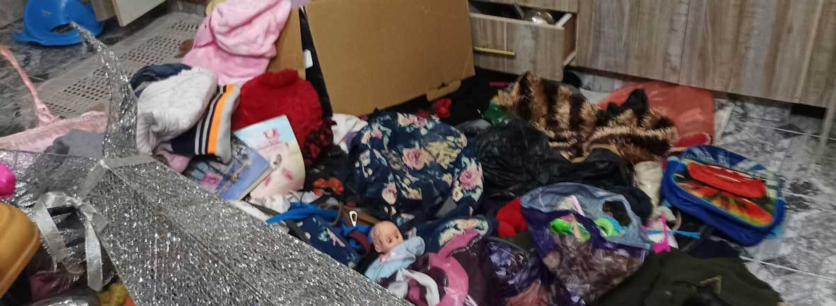 المطبخ في إحدى الشقق بعد الاقتحام العنيف. تصوير: منال الجعبري، بتسيلم