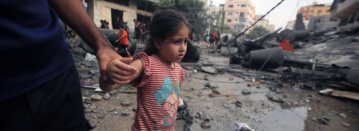 Girl in Gaza after Israeli airstrike. Photo: Mohammed Zaanoun, Reuters, 7 Oct. 2023. 