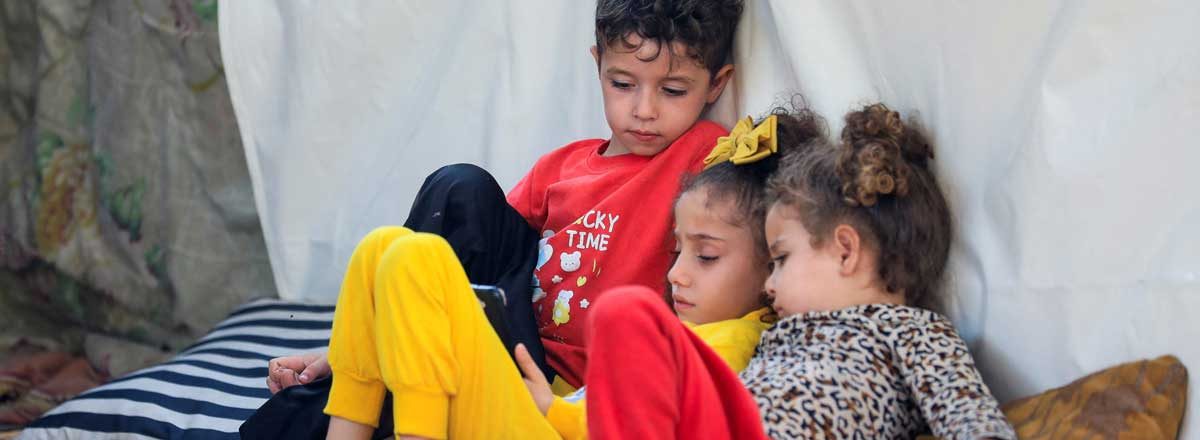 أطفال هُجِّروا من بيوتهم في قطاع غزة جرّاء القصف الإسرائيلي يختبئون في مستشفى الشفاء في مدينة غزة. تصوير: محمد المصري، رويترز، 5.11.23 