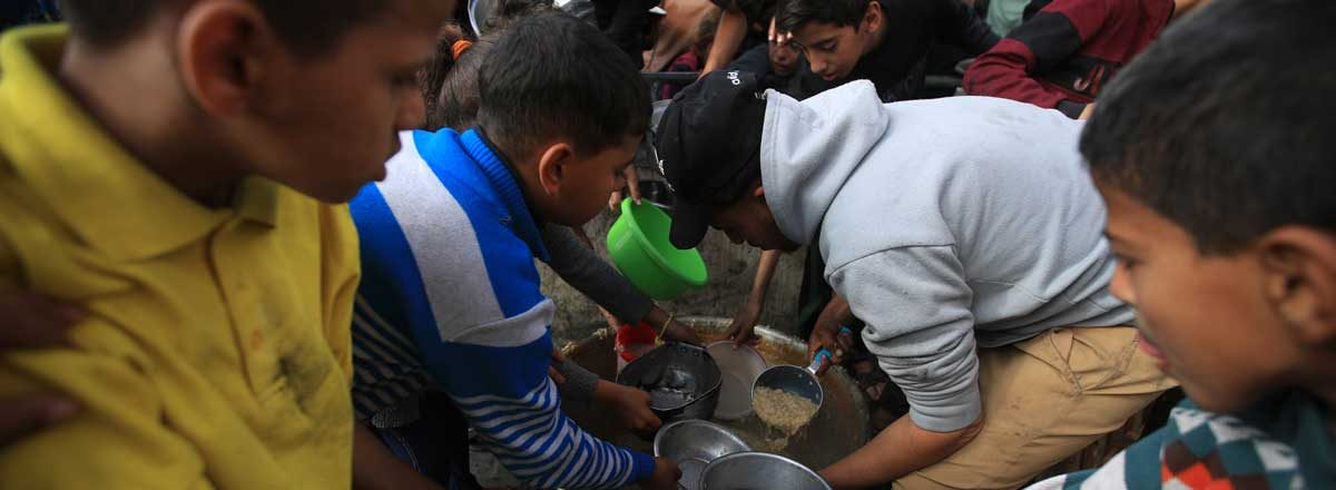 Palestinian children queue for a meal in Rafah. Photo by Mohammed Zaanoun, Activestills, 23 Dec. 2023