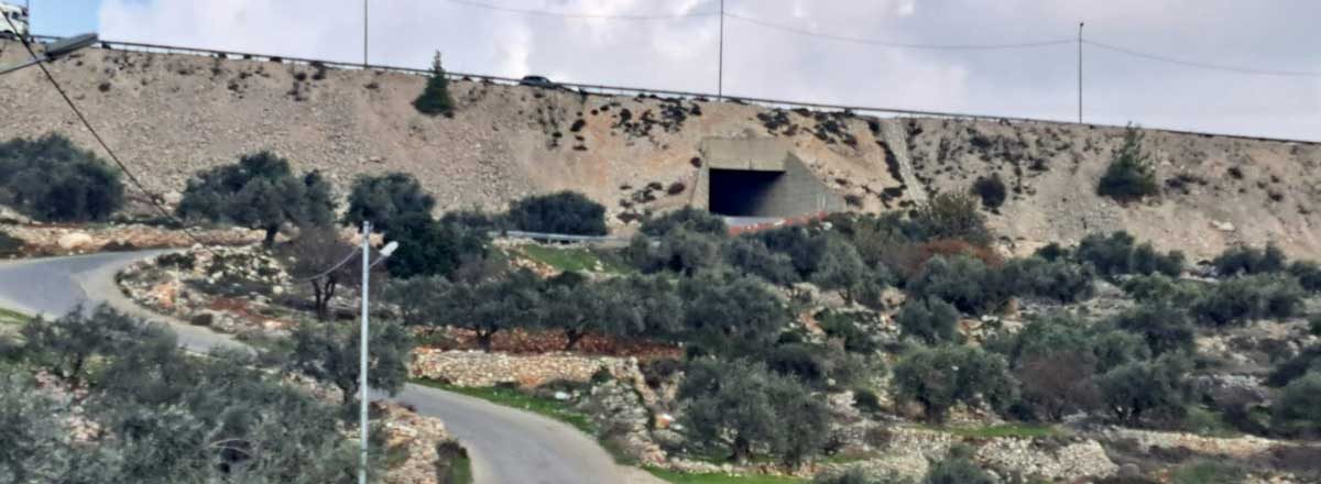The underpass under Route 60 and the dirt embankment ‘Alwan climbed. Photo: Iyad Hadad, B’Tselem 