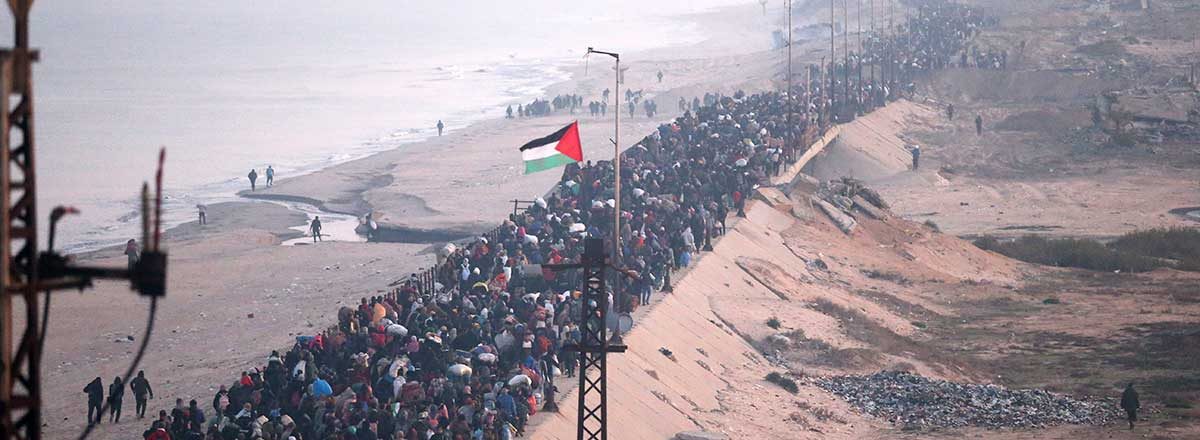 Displaced Palestinians returning to Northern Gaza. Photo by Yousef Zaanoun, Activestills, 27 Jan. 2025