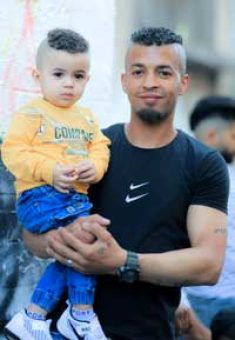 Ahmad Abu Zaitun con suo figlio.  Foto per gentile concessione della famiglia