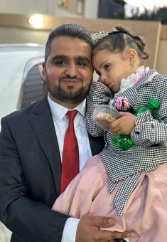 ד"ר ח'אלד חמודה ובתו רזאן, לפני המלחמה. התמונה באדיבות העד