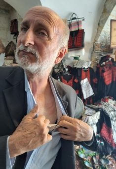 خدوش على صدر بدر التميمي بعد اعتداء جندي عليه في حانوته. تصوير: منال الجعبري، بتسيلم، 12.7.24     