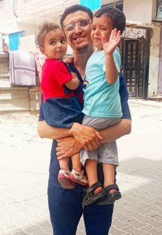 עבדאללה א-סוסי עם ילדיו, חמזה ורר'ד, שנהרגו איתו בהפצצה ישראלית ב-9.8.24. התמונה באדיבות המשפחה