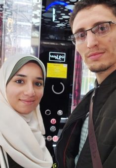 איה חסונה א-סוסי ובעלה עבדאללה, שנהרג בהפצצה ישראלית ב-9.8.24. התמונה באדיבות המשפחה