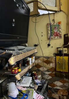 סימני הירי על הקיר שמאחורי חוסיין אבו ליל בחנות. התמונה באדיבות תושבים בשכונה