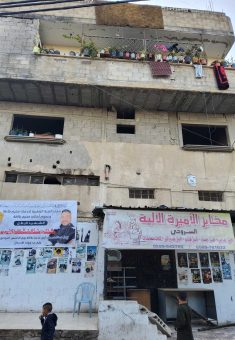  המרפסת שבפתחה עמד קוסאיי סרוג'י כשנורה, מבט מרחוב השוק. צילום: סלמא א-דיבעי, בצלם